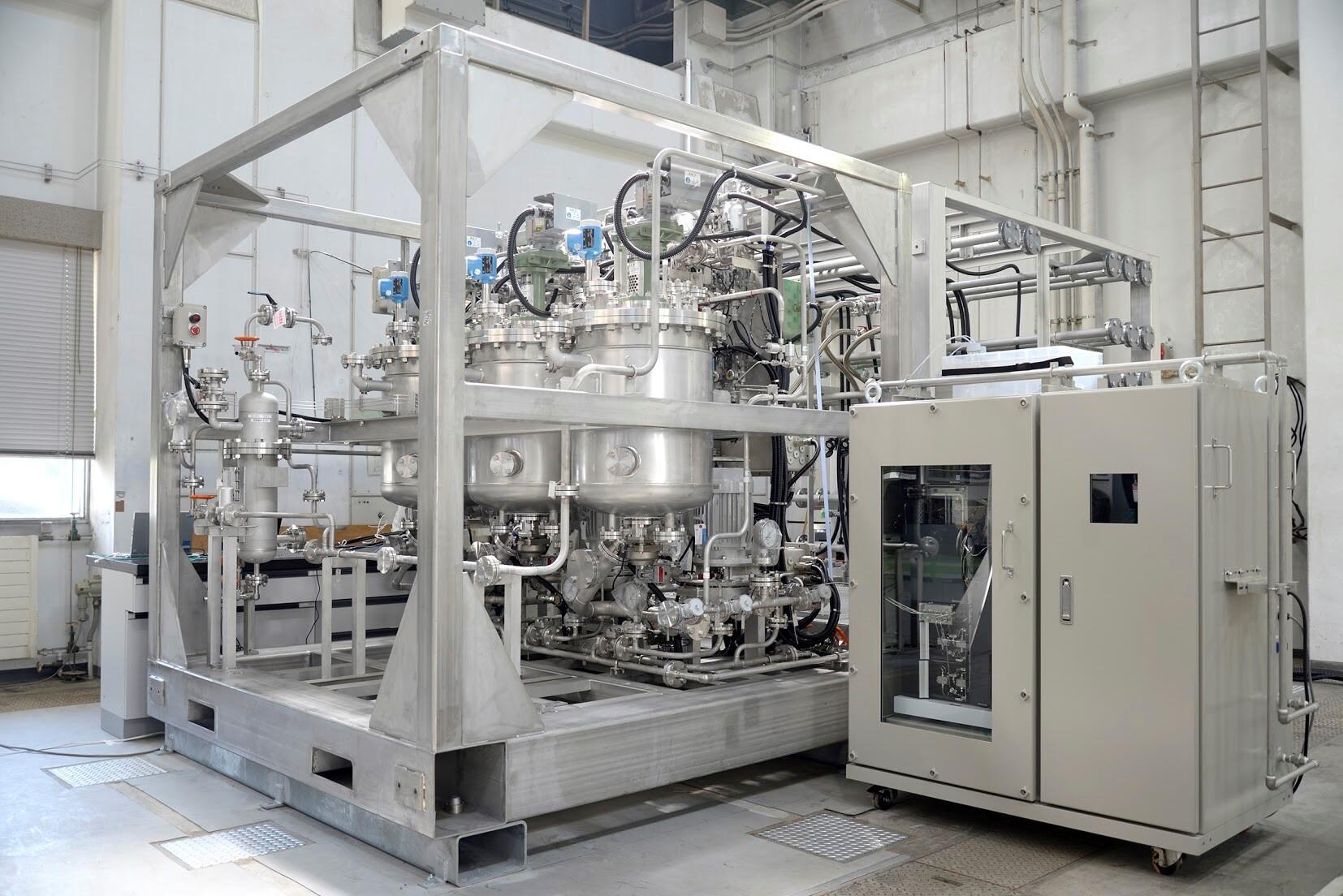 図1 実用化に向けて開発が進められているiFactory®のモジュール(左)と自動分析装置(右)