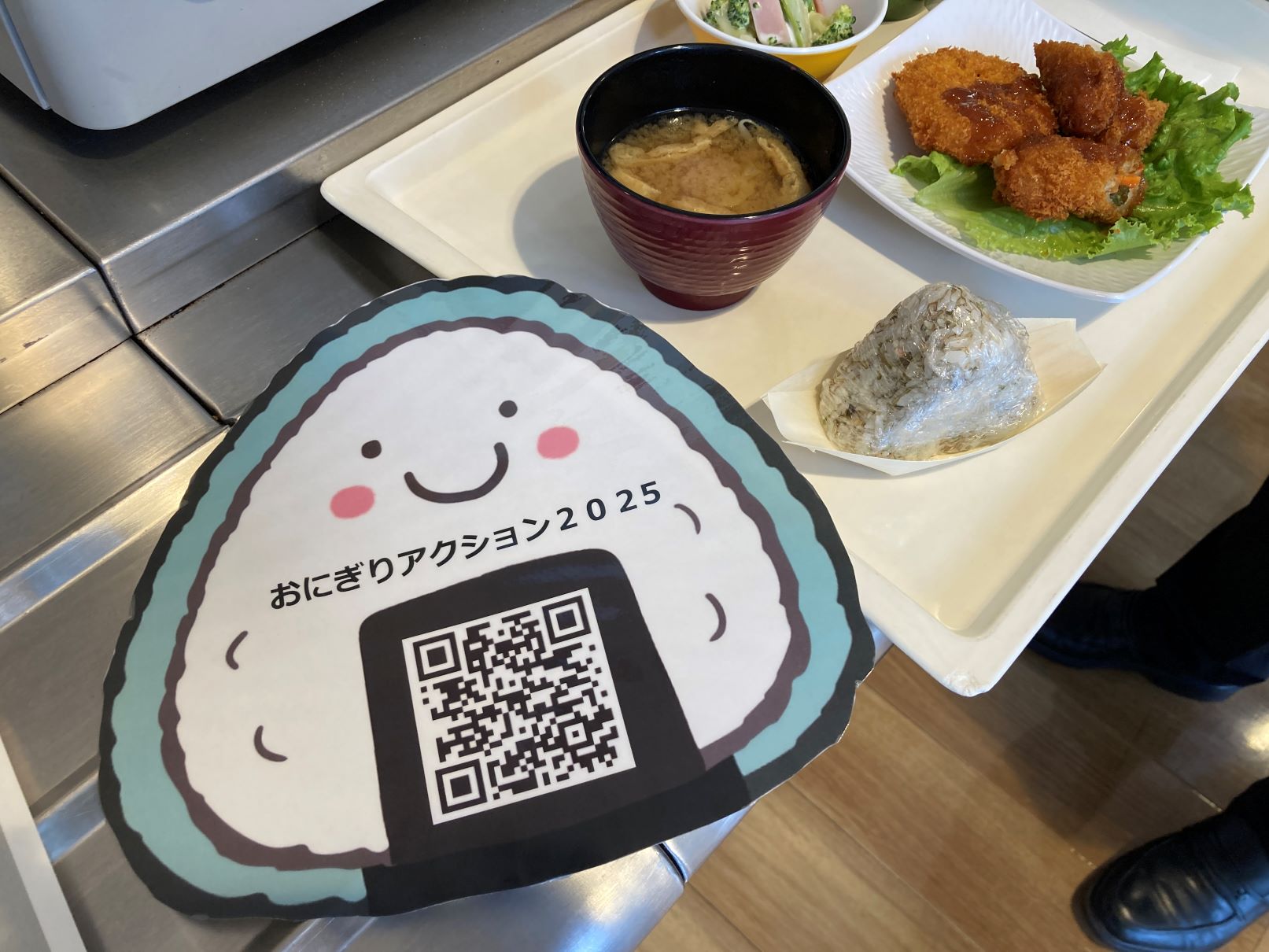 おにぎり購入者はオリジナルPOPと記念撮影