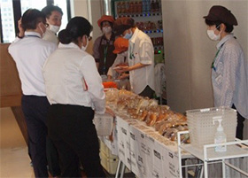 焼きたてパン・焼き菓子販売の様子