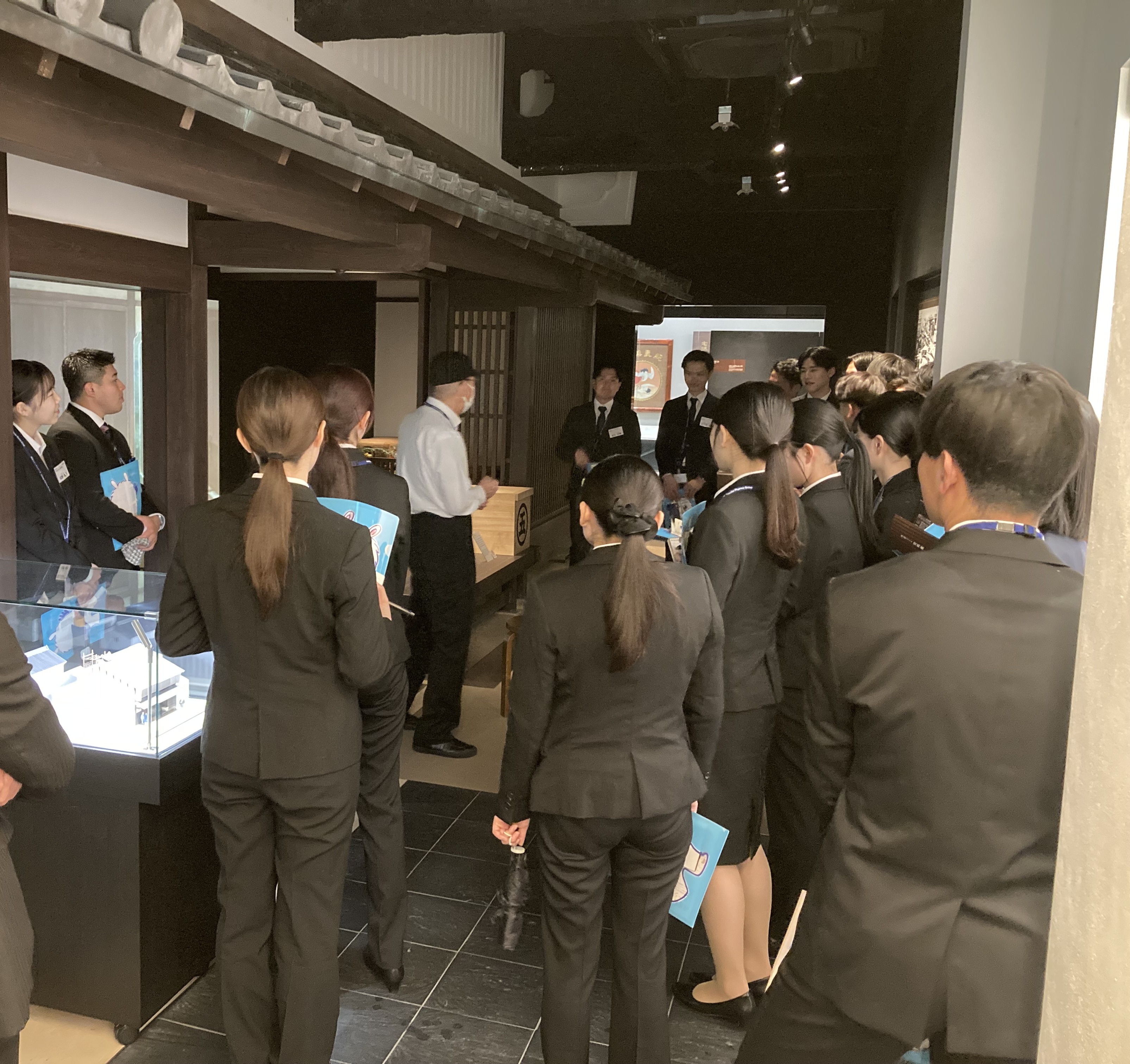 田辺ファーマ史料館での研修の様子