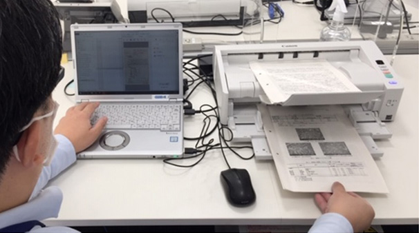 紙資料の電子化業務。電子化することでグループ内の業務効率化に寄与します。