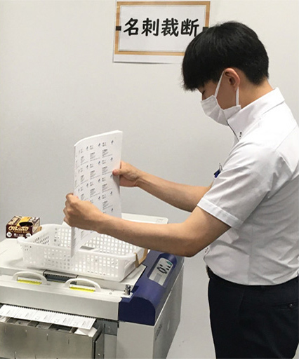 MTPCグループ従業員の名刺を作成しています。
大きな紙面に印刷して名刺サイズに裁断します。