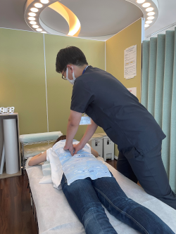 マッサージルームでの施術の様子